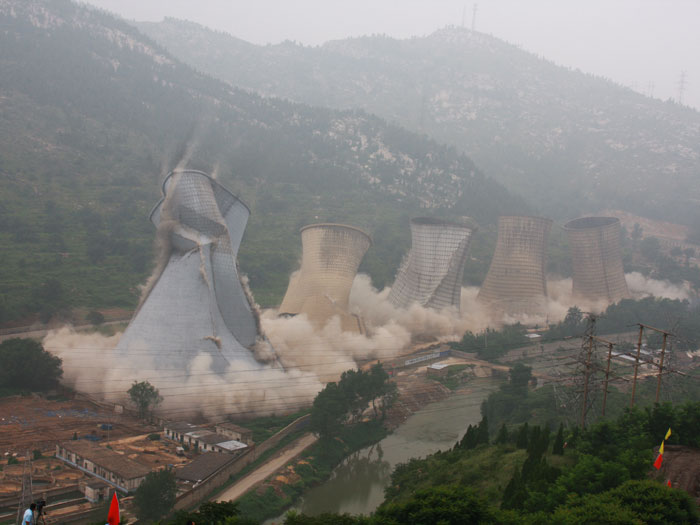 萊蕪發電廠水塔爆破拆除工程