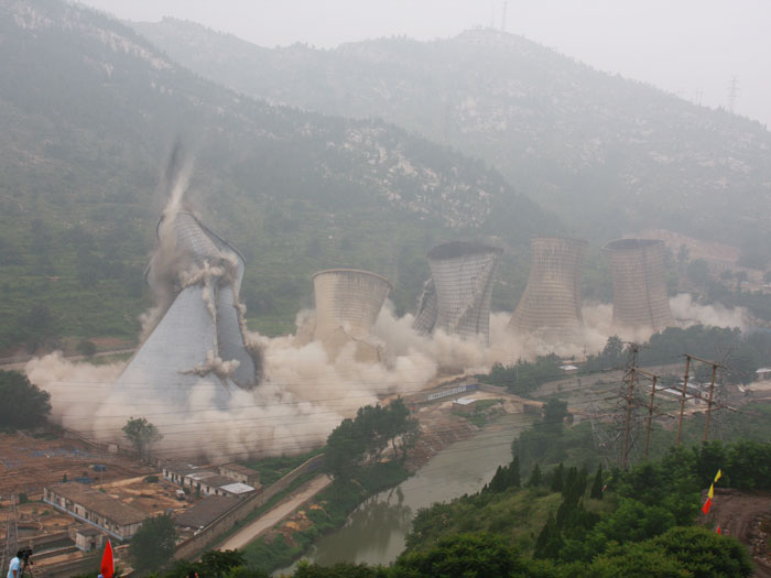 萊蕪發電廠水塔爆破拆除工程